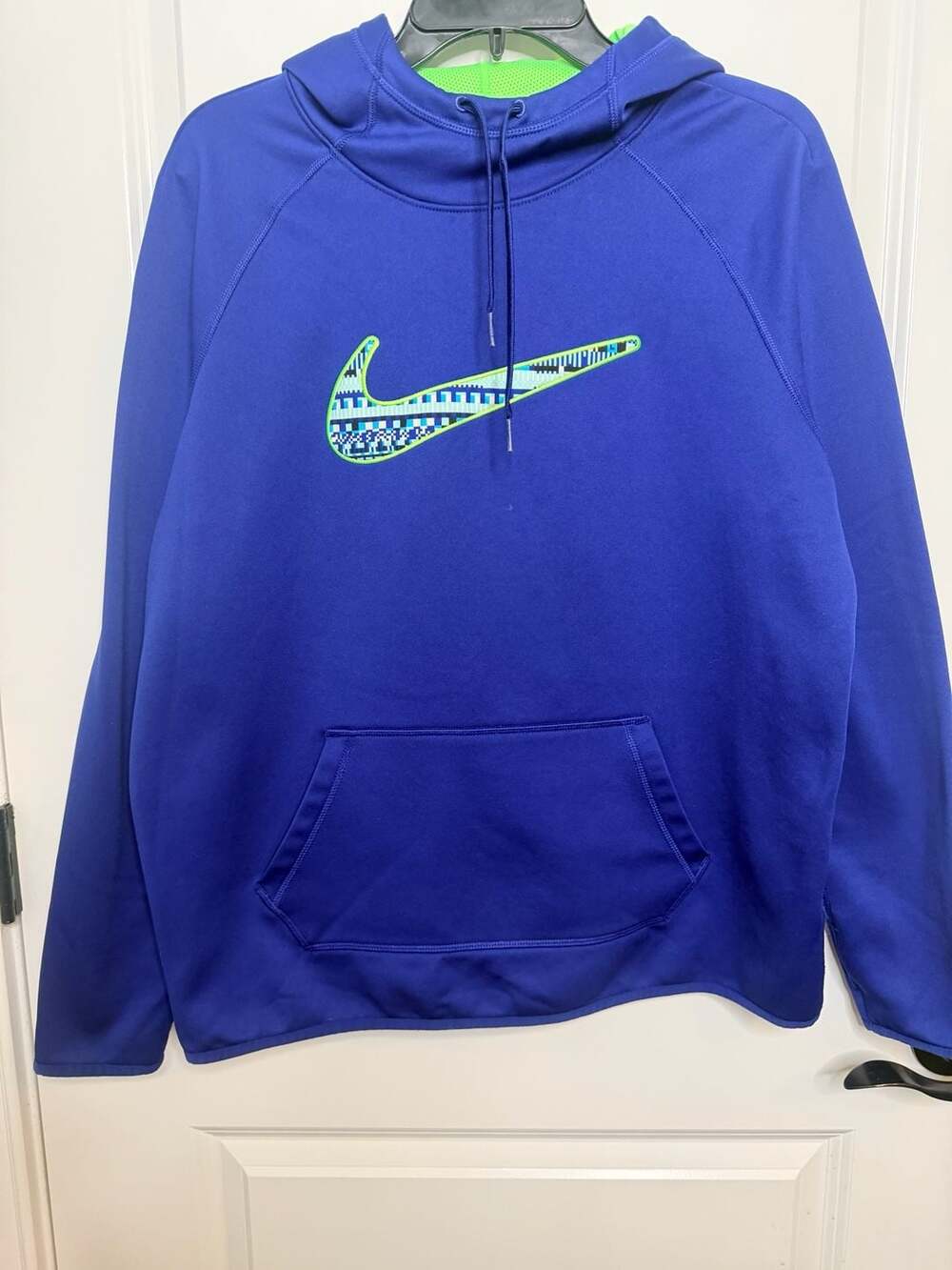 Nike Therma-FIT Performance Pullover Hoodie with Thumbholes and Graphic Swoosh